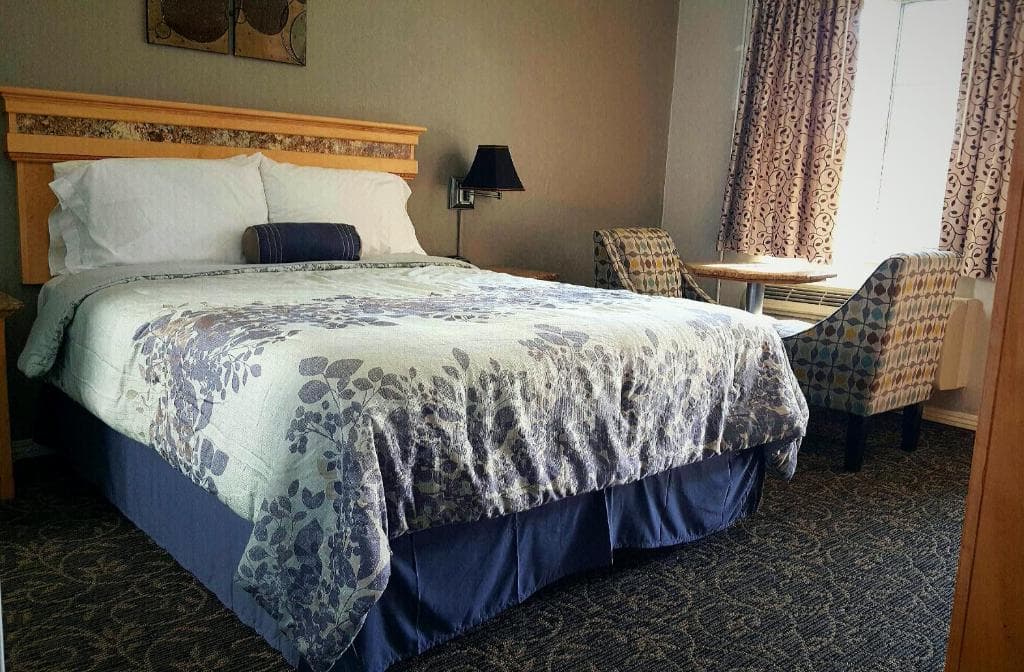 Deluxe King room at Garden View Inn Fresno with king-size bed