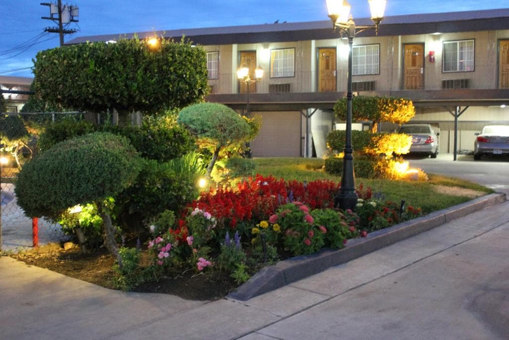 Garden View Inn Fresno garden courtyard